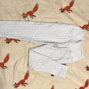 Selling a pair of white leggings size large, and they also have a scrunch butt.